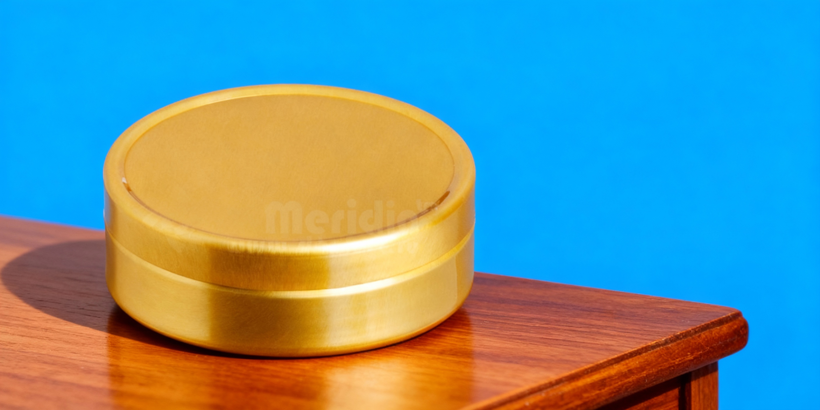 Золотая алюминиевая баночка